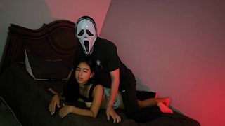 LATINA HERMOSA MOVIENDOSE COMO UNA DIOSA