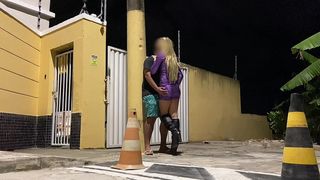 DANDO O CUZINHO NO MEIO DA RUA