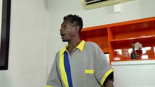 O INSTALADOR CHEGOU ATRASADO E EU TINHA DEITADO, QUANDO ME VIU NA CAMA FICOU LOUCO PRA ME COMER