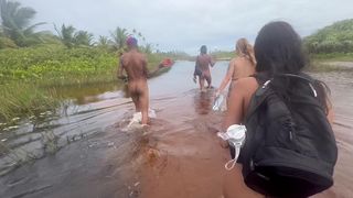 GRUPO DE AMIGOS PERDIDOS NO MEIO DO MATO APROVEITAM FAZER UM SURUBAO