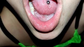 ENQUANTO ELE GOZAVA, A NOVINHA ENFIOU O PAU TODO DENTRO DA BUCETINHA PARA SENTIR O JATO DE PORRA