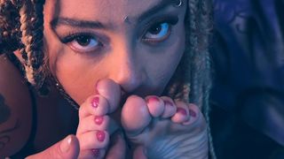 MEDUSA GIVING A GREAT ICE FOOT MASSAGE FROM MAIAH