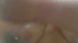 CRENTE SAFADA DOS PEITOS ENORMES NO BANHO