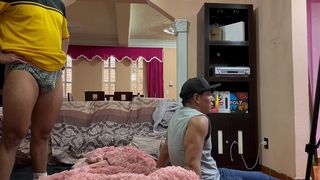 TENGO UN COMPA QUE ME ABRAZA CUANDO ESTOY TRISTE