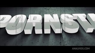 Loira da bunda grande sentando com vontade