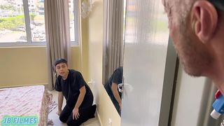 CAMAREIRA ATACA HOSPEDE COM UMA SURRA DE CU