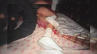 LA PENETRA DE LADO CON SU VERGOTA CON SUS TENIS PUESTOS!!