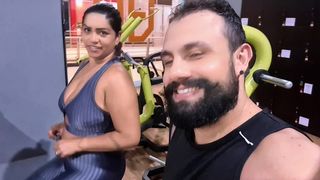 CASAL FOI MALHAR E PERSONAL PEDIU A CALCINHA DA ESPOSA SUADINHA DO TREINO