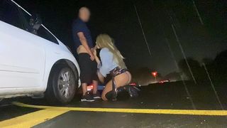 MACHO DOTADO FUDENDO CUZINHO DA PUTA NA BEIRA DA ESTRADA