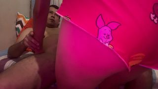 ESPOSA CHUPA E FODE O MARIDO COM DEDO NO CUZINHO ATE ELE ENCHER SUA BUCETA DE LEITINHO