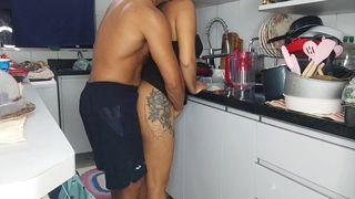 DONA DE CASA SENDO SURPREENDIDA NA COZINHA E DANDO CU ALI MESMO SENDO ENRRABADA NA PIA DA COZINHA