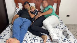 NOCHE DE PELICULA JUNTO A SU NOVIA PERO SU NOVIA ESTA CON EL CULO HACIA MI LADO