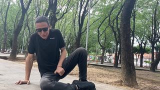 VECINA LATINA EXAMINA UNA PICADURA DE ABEJA