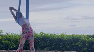 WINDY HAMMOCK YOGA LESSON