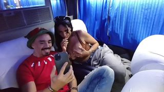 A SAFADA DA KEL FEZ A FESTA NO ONIBUS DE VIAGEM, CHUPOU GERAL E AINDA FODEU COM UM DELES!