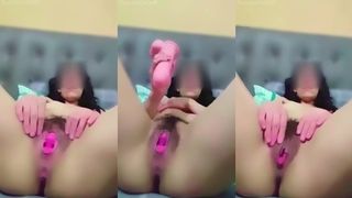 ME ENCANTA APRETAR MI DILDO. COMO ME MOJA :P
