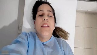 MIS DEDOS NO BASTAN, MI CONO QUIERE SENTIR MAS, DOCTOR VEN TOCAME DE NUEVO - PORNO EN ESPANOL