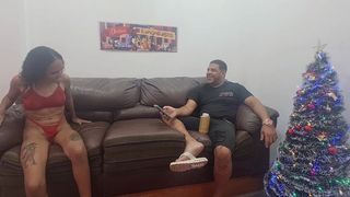 SURFISTINHA NO SOFA COM LEO OGRO REVELA QUE SE ARREPENDE DE TER ABANDONADO A FILHA E FOI TRABALHAR EM CABARE POR ESTAR NO TEDIO EM CASA.