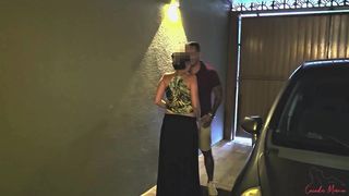 SRA. MOEMA FODE NA GARAGEM DO DRIVE IN E O CORNO CUCKOLD SO NA PUNHETA!