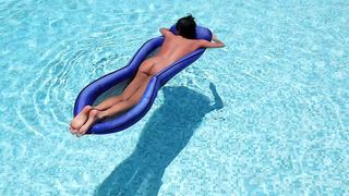 PUBLIC! HOT ASS FUCK IN THE MIDDLE OF THE POOL