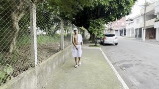 AMIGOS LEVAM MAVAMBO QUE ESTAVA NA RUA COM PIROCA MARCANDO NO SHORT E LEVA PRA TOMAR LEITADA