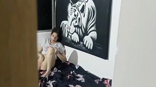 HERMANASTRO ME DESCUBRE MASTURBANDOME ENTRA A MI CUARTO Y LAME MI CONO HASTA HACERME LLEGAR AL EXTASIS! HISTORIA COMPLETA