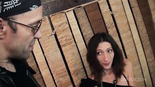 Gabriela prefere la grosse queue du reparateur plutot que de payer la facture!