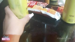 Namorado foi pagar a conta eu mostrei a calcinha, mijei e bati uma no mercadinho