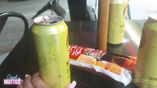 Namorado foi pagar a conta eu mostrei a calcinha, mijei e bati uma no mercadinho