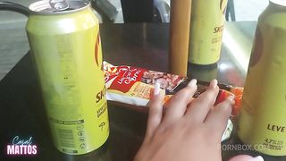 Namorado foi pagar a conta eu mostrei a calcinha, mijei e bati uma no mercadinho