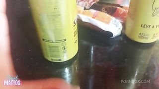 Namorado foi pagar a conta eu mostrei a calcinha, mijei e bati uma no mercadinho