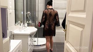 I fuck my ass and pussy in the shower
