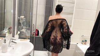 I fuck my ass and pussy in the shower