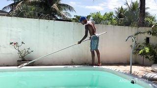 Limpando piscina e so esperando a dona da casa vacilar pra eu empurrar a piroca grande na patroa