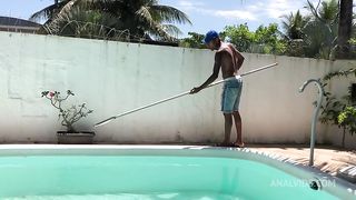 Limpando piscina e so esperando a dona da casa vacilar pra eu empurrar a piroca grande na patroa