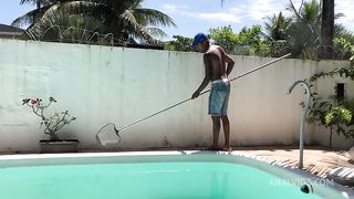 Limpando piscina e so esperando a dona da casa vacilar pra eu empurrar a piroca grande na patroa