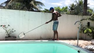 Limpando piscina e so esperando a dona da casa vacilar pra eu empurrar a piroca grande na patroa