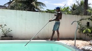 Limpando piscina e so esperando a dona da casa vacilar pra eu empurrar a piroca grande na patroa