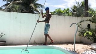 Limpando piscina e so esperando a dona da casa vacilar pra eu empurrar a piroca grande na patroa