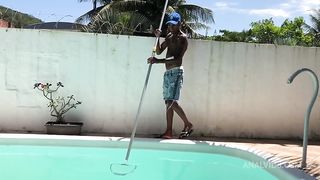Limpando piscina e so esperando a dona da casa vacilar pra eu empurrar a piroca grande na patroa