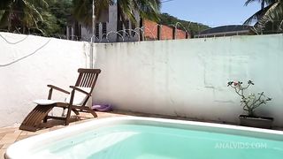 Limpando piscina e so esperando a dona da casa vacilar pra eu empurrar a piroca grande na patroa