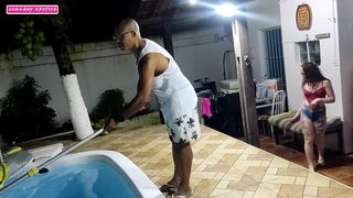NAO TIVE DINHEIRO PARA PAGAR O LIMPADOR DE PISCINA MAS EM TROCA DEIXEI ELE COMER MEU CUSINHO COM PAU GRANDE