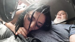 A safada fez um boquete no carro andando pelas ruas de Sao Paulo