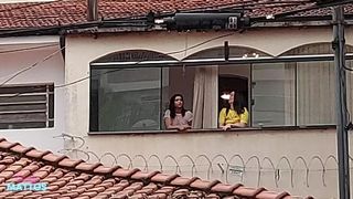 Transei com minha amiga na varanda de casa e ficamos pelada pro pessoal da rua