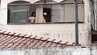 Transei com minha amiga na varanda de casa e ficamos pelada pro pessoal da rua