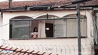 Transei com minha amiga na varanda de casa e ficamos pelada pro pessoal da rua