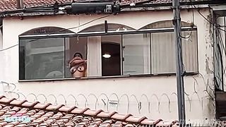 Transei com minha amiga na varanda de casa e ficamos pelada pro pessoal da rua