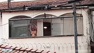 Transei com minha amiga na varanda de casa e ficamos pelada pro pessoal da rua