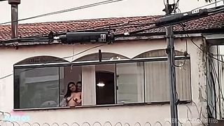 Transei com minha amiga na varanda de casa e ficamos pelada pro pessoal da rua