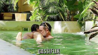 PASSEI A TARDE FODENDO GOSTOSO NA PISCINA E ELE LOUCO PARA COMER MEU CU. COMPLETO NO CASSIFLIX.